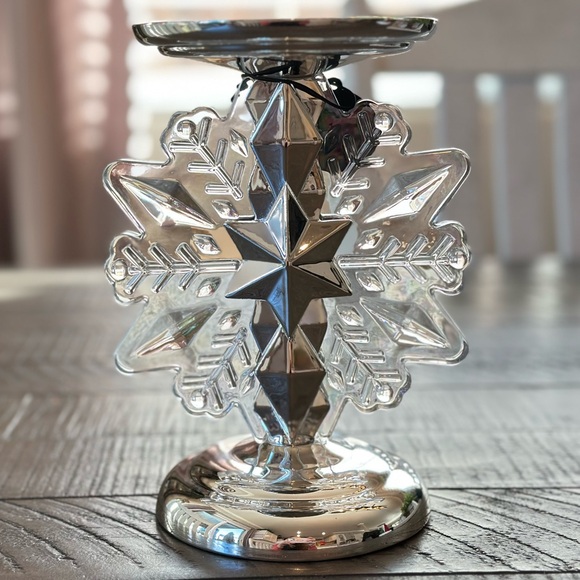 Bath & Body Works Light Up Snowflake 3-wick Pedestal Candle Holder 2025 - Picture 4 of 7